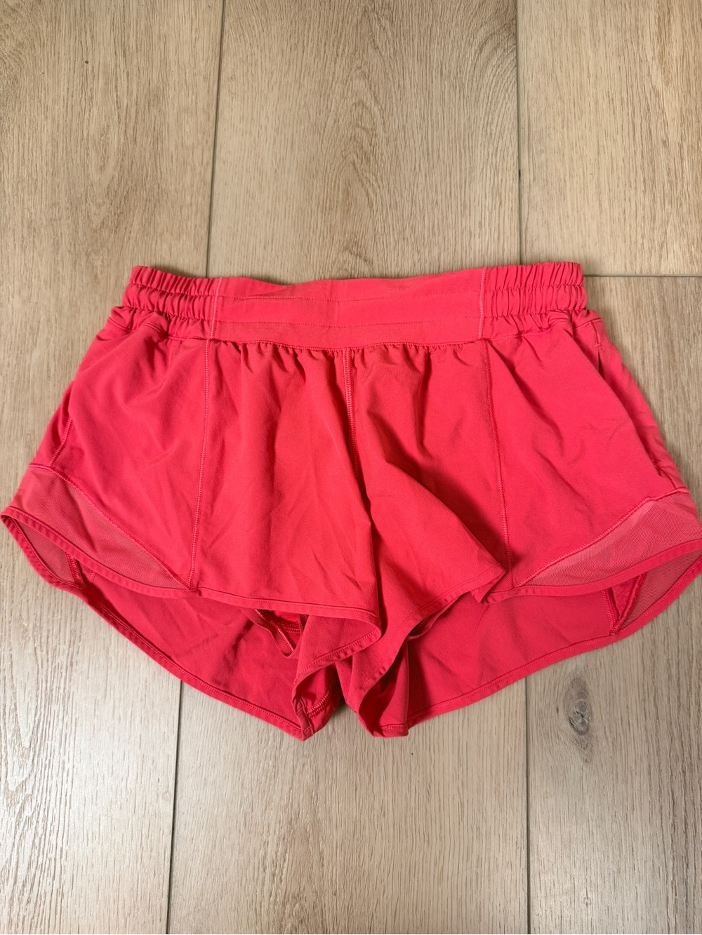 #326 Lululemon Hotty Hot Low Rise 2.5” Shorts Lip Gloss Size 8